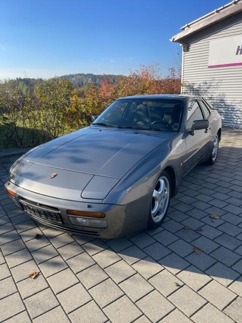 Porsche 944