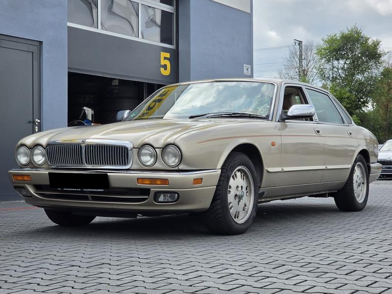 Jaguar XJ6