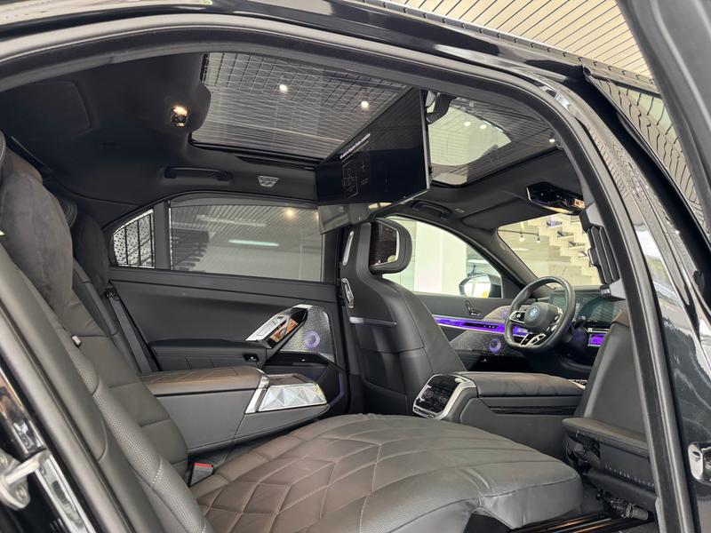 BMW i7