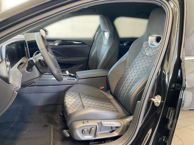 VW Passat Variant · R-Line