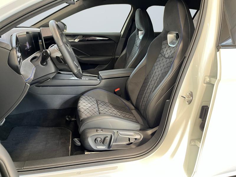 VW Passat Variant · R-Line