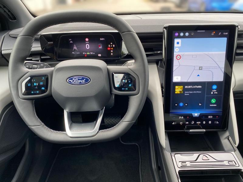 Ford Explorer · Premium